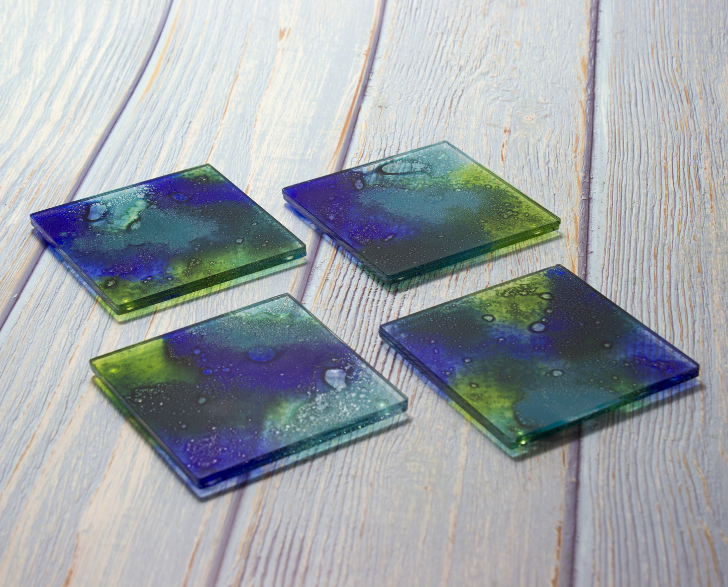 Organic flow of colours with protective bumpers