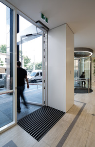 Record DFA 127 swing door operator Record DFA 127 swing door operator