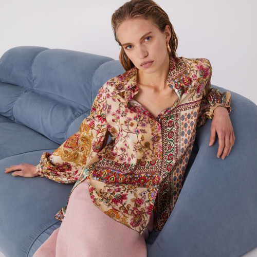 Sf/Z/O Blouse With Faraway Flower Print (22FA4918). This Italian blouse have a Retro pattern with regular collar and frontal closure with hidden nacre button. fabulous trumpet sleeves, luxury feels fabric.