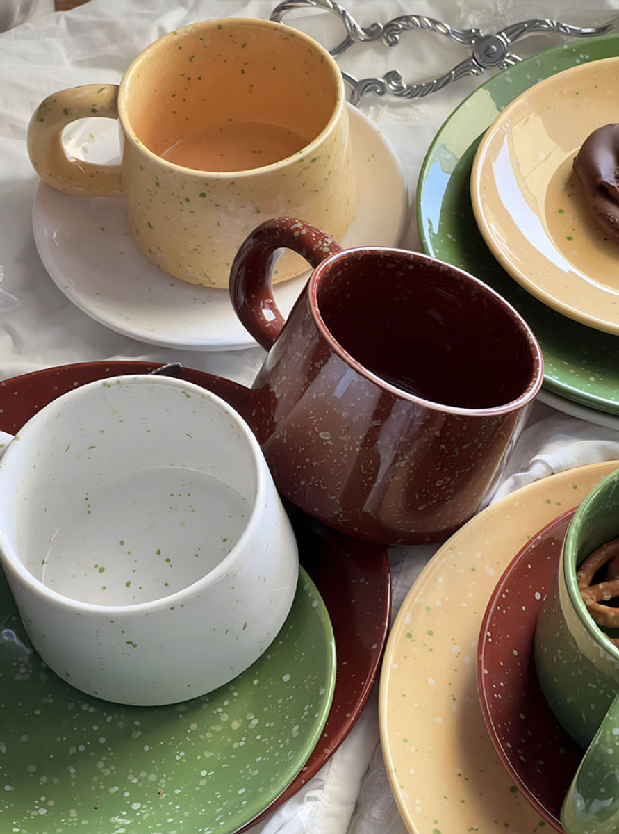 Add a touch of luxury to your daily routine with TUTU's "Étoiles" mug.