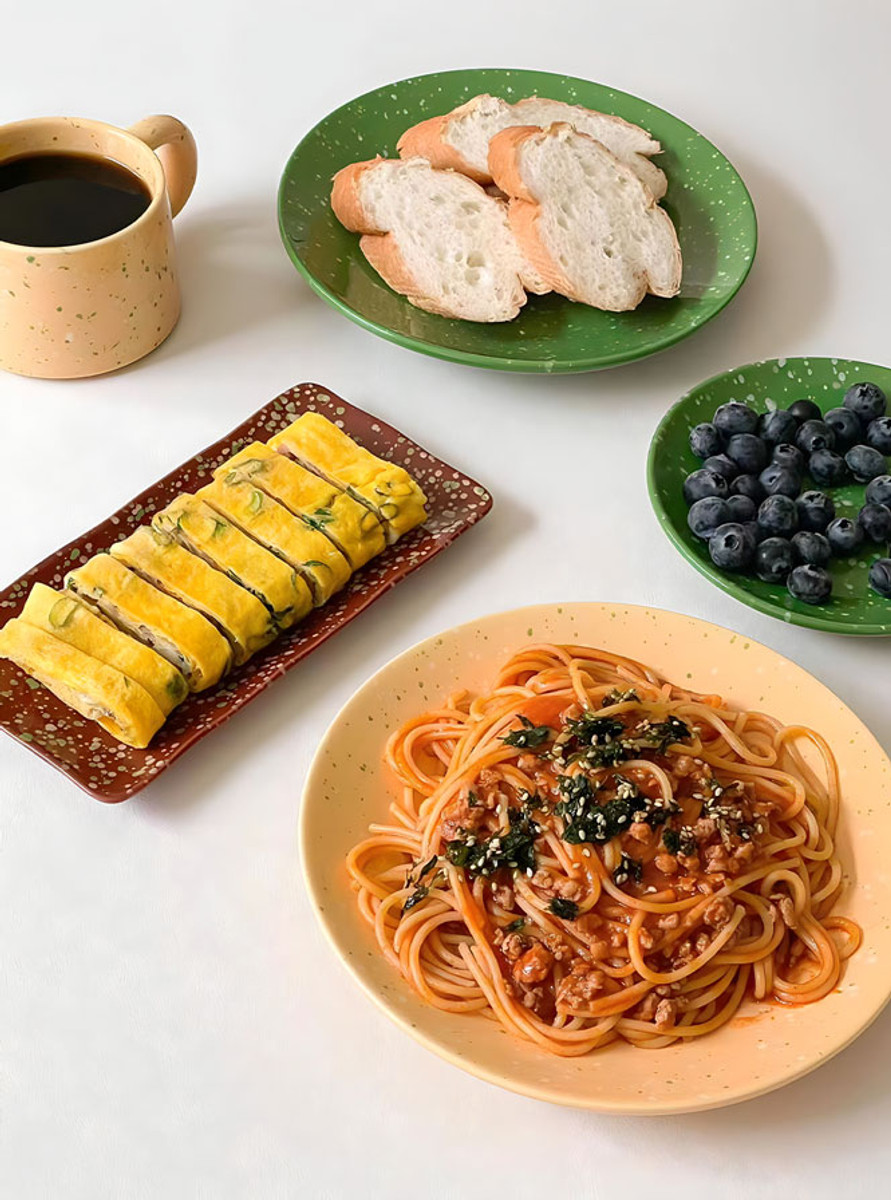 Unique and elegant, the Étoiles set features hand-painted ink dots on a stunning ceramic surface.