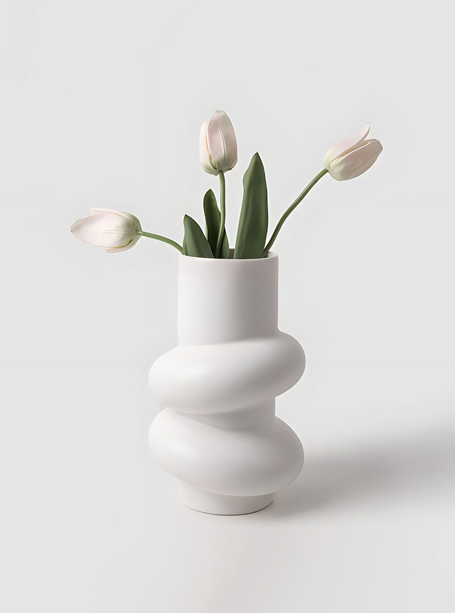 Elevate your décor game with TUTU's donut-shaped vase, "Michelin." Elevate your décor game with TUTU's donut-shaped vase, "Michelin."