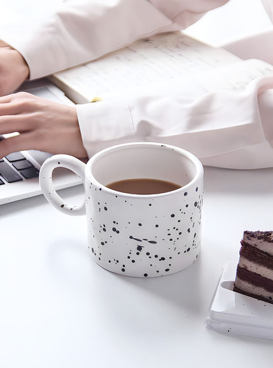 Elevate your tea time experience with the "Bague" tea cup by TUTU Home. Made using natural mineral pigments and fired at a high temperature of 1300°C three times, this ceramic cup is not only beautiful but also safe for use.