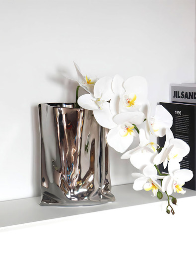 Looking for a flower vase that's as unique as you are? Check out TUTU's "Le Papier" collection! This silver ceramic vase adds a touch of whimsy to any room in your home.
