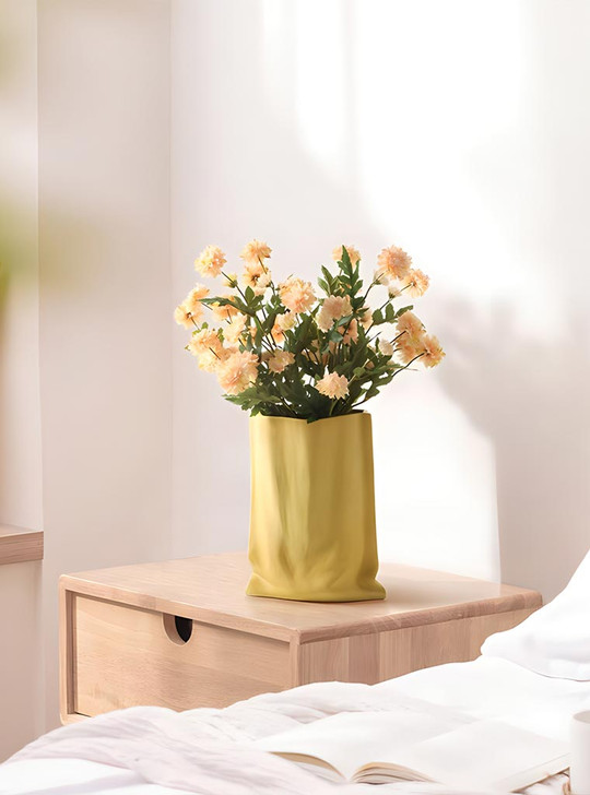 Looking for a vase that's both functional and beautiful? Our "Le Papier" collection has got you covered.