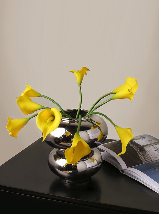 Add a touch of modern elegance to your home with TUTU's Michelin vase. Perfect for gifting or personal use. Get yours today!