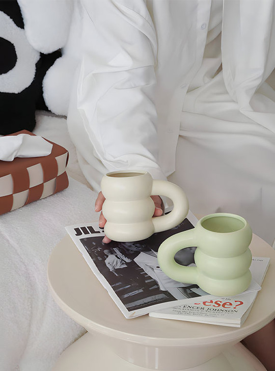 Enjoy a hot drink without burns with TUTU's double-layered ceramic mug.