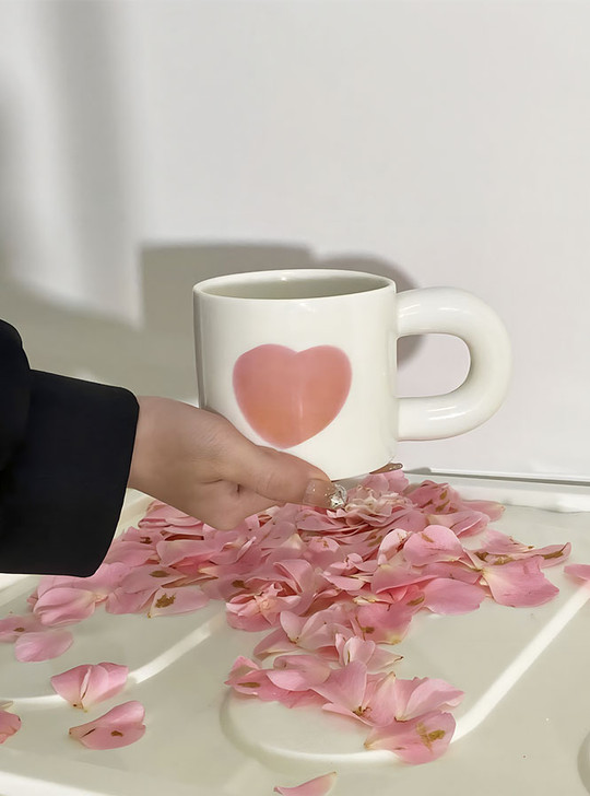 Keep your drinks warm in style with the double-walled, heat-retaining ceramic "L'Amour" mug.