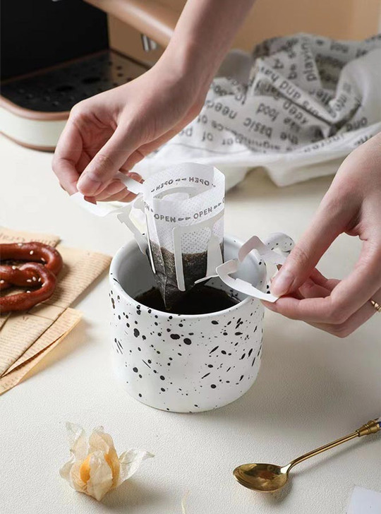 The "Bague" coffee mug by TUTU Home is the perfect way to start your day. With its ring-like handle and stunning ink splash pattern, this ceramic mug is both functional and stylish.