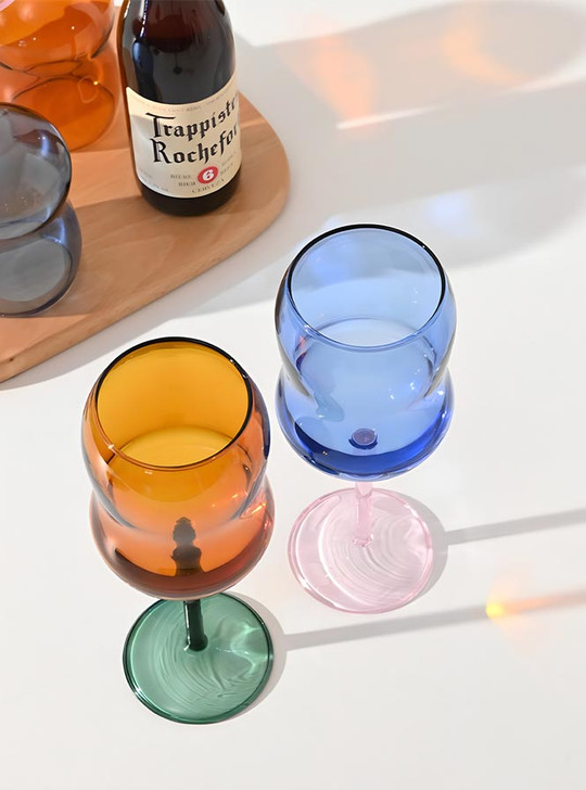 Impress your guests with the artsy and chic design of the TUTU Bubble wine glass.