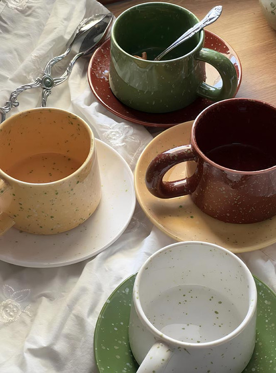Break the boundaries of colour with TUTU's Blanc de Chine "Étoiles" cup.