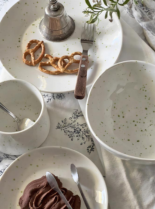 Indulge in luxury dining with the sophisticated Étoiles Ceramic Plate Set from TUTU.