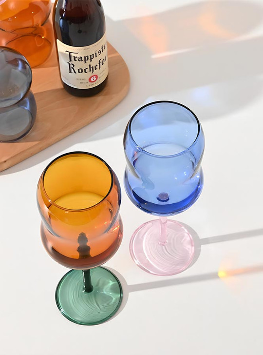 Impress your guests with the artsy and chic design of the TUTU Bubble wine glass.