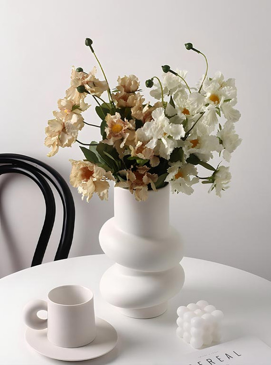 The "Michelin" vase: where simplicity meets artistry.