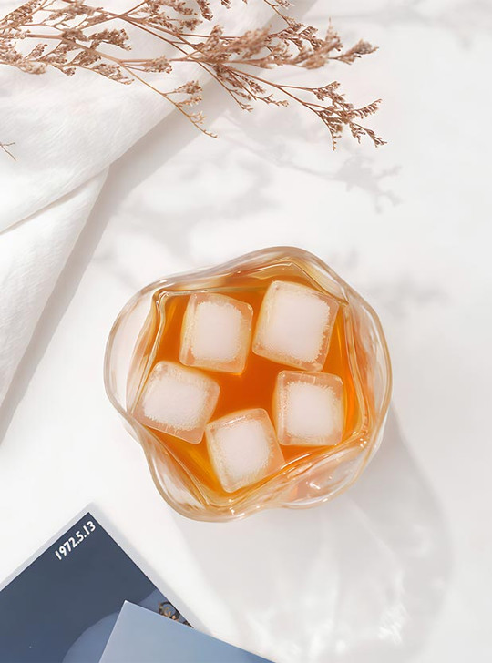 Inspired by the movement of water, the TUTU "Dansante" crystal glass tumbler is a work of art. Its clear crystal glass and twisted shape add elegance to any drink. Make every sip a dance with this exquisite tumbler!