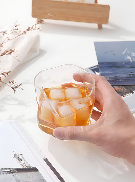 Elevate your drinkware game with the TUTU "Dansante" crystal glass tumbler. Its unique twisted shape and clear crystal glass make it an instant classic. This tumbler is a must-have for any style-conscious drinker.