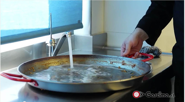 How to Clean & Care a Steel Paella Pan after cooking ?