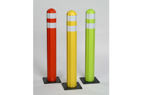 A photograph of a 02256 eagle poly guide post delineator w/reflective sheeting.