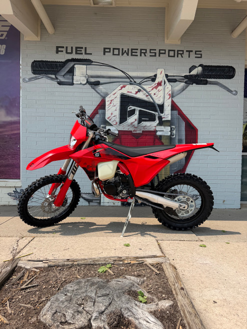 The 2026 GASGAS EC 300 delivers hard‑hitting 2‑stroke power with lightweight handling and a confidence‑inspiring chassis. Built for technical enduro riding, it features smooth TBI fueling, premium suspension, and durable components that hold up to real‑world trail abuse. A true do‑it‑all enduro machine ready for Colorado terrain.