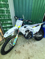 Gloss, Matte, or Glitter? Choosing the Right Finish for Your Dirt Bike Graphics