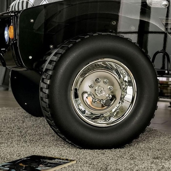 Black Hawk Car Bed Side Tire Detail