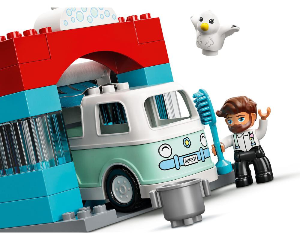 Lego Duplo Parking Garage and Car Wash 10948 washing car