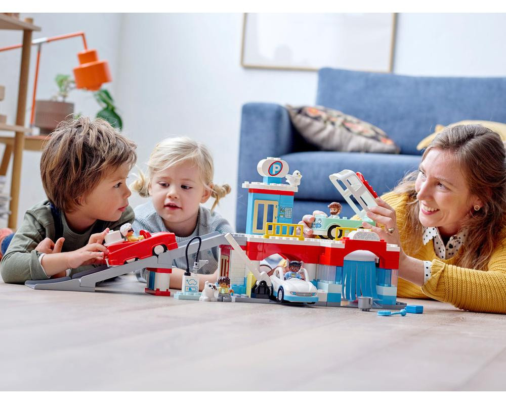 Lego Duplo Parking Garage and Car Wash 10948 kids and mom playing