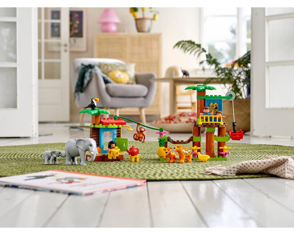 Lego Duplo Tropical Island 10906 build on the carpet