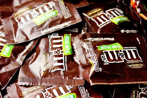 Colorful M&M's Milk Chocolate Fun Size mini packs, bulk 20lb, approximately 640 total snack packs.