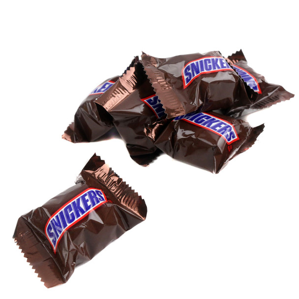Bulk Snickers Mini, individually wrapped bite-sized milk chocolate bars with nougat, creamy caramel, peanuts.