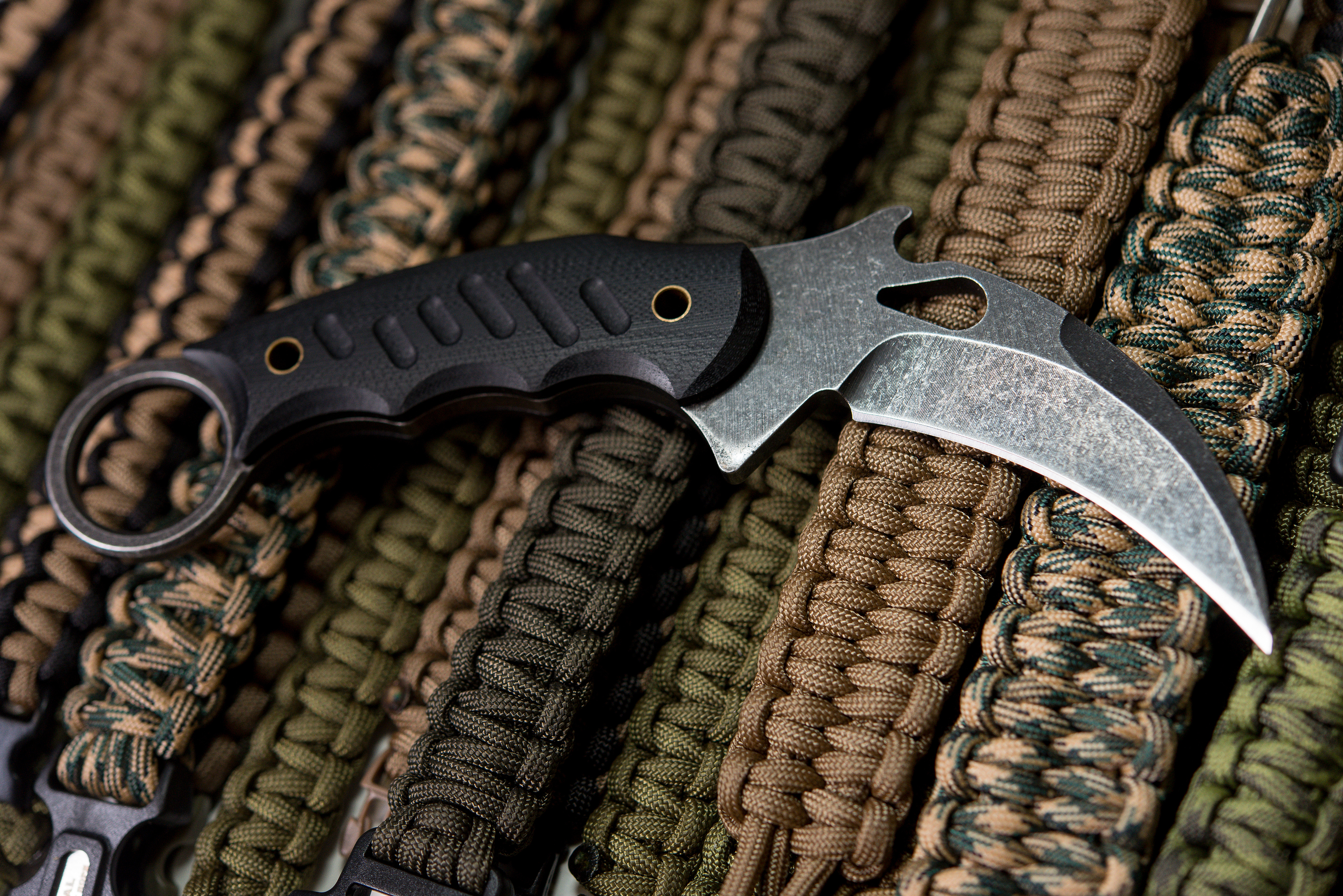 curved karambit knife fighting