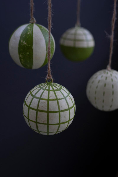 Kalalou NJJ1020 Set Of Four Paper Mache Ornaments - Green And White
