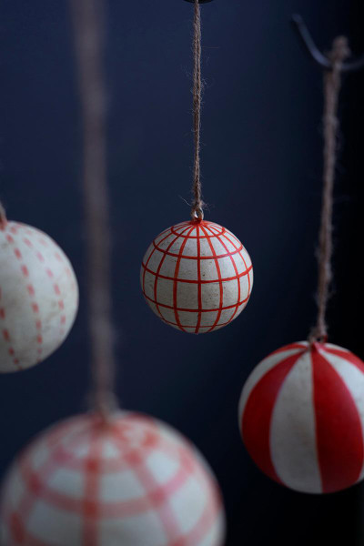 Kalalou NJJ1022 Set Of Four Paper Mache Ornaments - Red And White