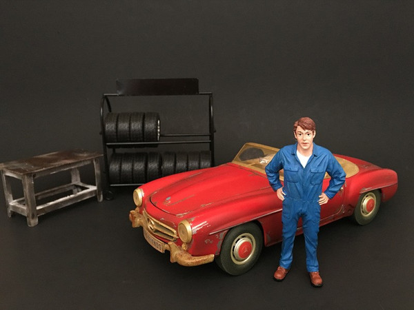Mechanic John Inspecting Figure For 1:24 Scale Models By American Diorama (Pack Of 3) 77494