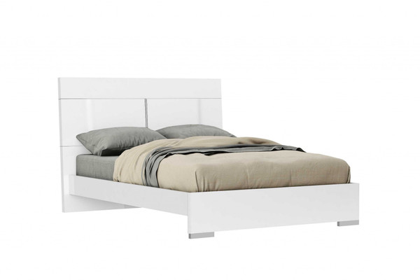 Homeroots 60" X 80" X 46" White Stainless Steel Queen Bed 370614