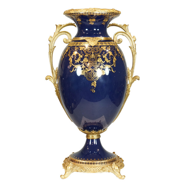 DT0503DB Vintage French Cut Glass Vase Blue