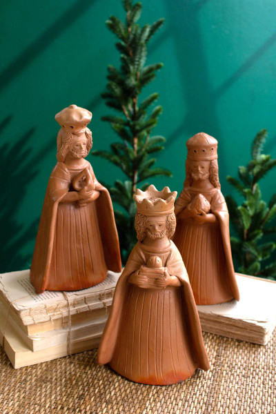 Kalalou GCS1014 Set Of Three Terracotta Kings Bearing Gift