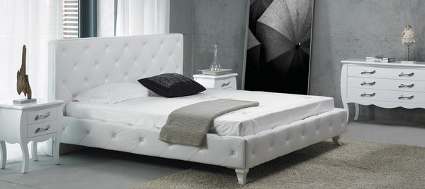 VGKCMONTEWHT Monte Carlo Modern White Leatherette Transitional Platform Bed With Crystals By VIG Furniture