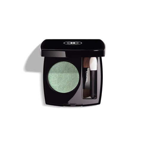 CHANELコスメ シャネルの限定サマーメイクアップコレクションで、ポップで