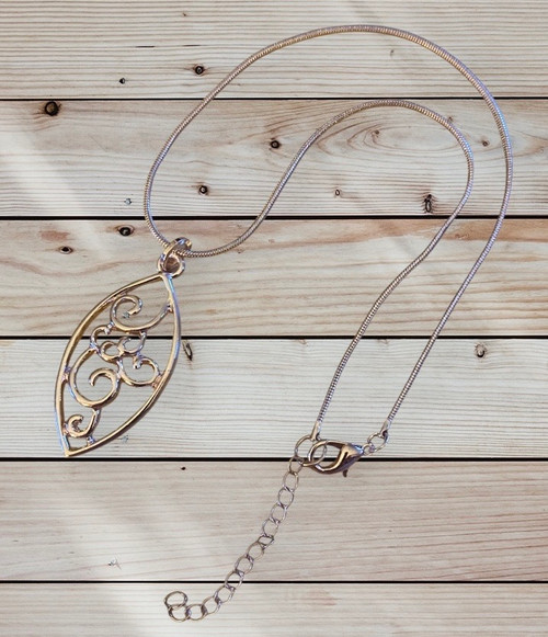 Elegant outline filigree petal necklace in gold alloy