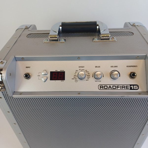 Alesis RoadFire 15 Battery-Operated Guitar Amplifier with DSP 15 Watts 1x8"Combo