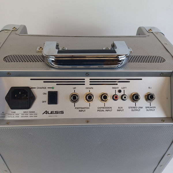 Alesis RoadFire 15 Battery-Operated Guitar Amplifier with DSP 15 Watts 1x8"Combo