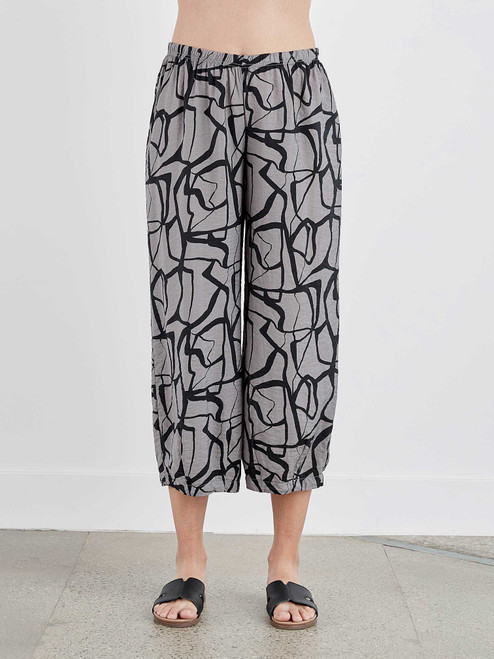 Cut Loose Mod Marble Cropped Pant with Darts