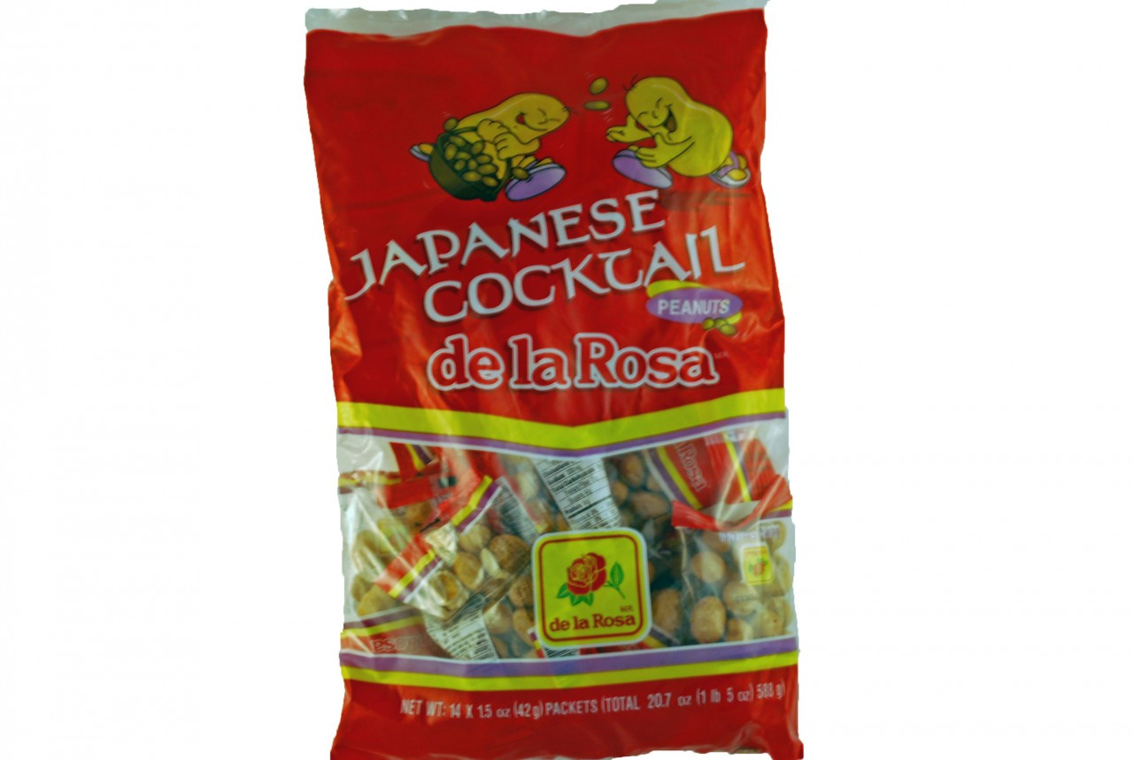 De La Rosa Peanuts are Japanese cocktail coated peanuts that add an extra crunch to every bite. A large peanut coated with a crunchy shell flavored with a hint of soy sauce. They are a delicious snack and work very well at parties. 1 Bag of 14 packets (42 gr each)