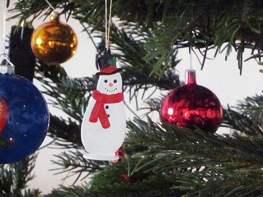 Björn Levin & Susanne Hallgren painted this snowman decoration.