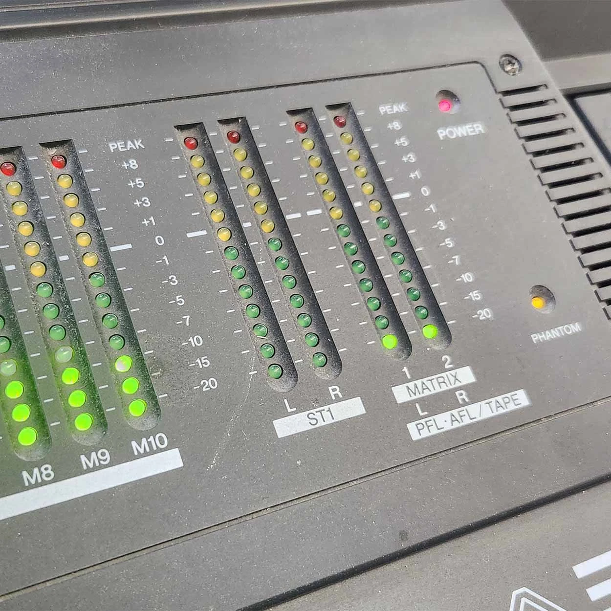 ..ジャンク扱...YAMAHA ヤマハ GA32/12 / アナログミキサー 　　ケース付　 Yamaha GA32/12 32-Channel Mixer Console USED - The Music Den