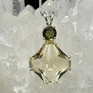 Golden Labradorite Magician Stone Crowned with Moldavite Golden Labradorite Magician Stone Crowned with Moldavite