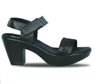 Munro Women's Willa in Black Leather