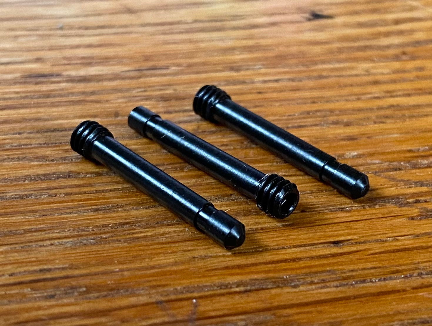 PLOW Screw Pierce シングル(片耳) Sharps/Sig Threaded Dog Leg Screw (8-32) -T8 - SHARPS BROS