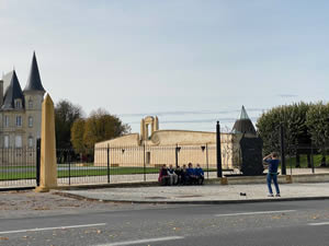 Famous châteaux in autumn